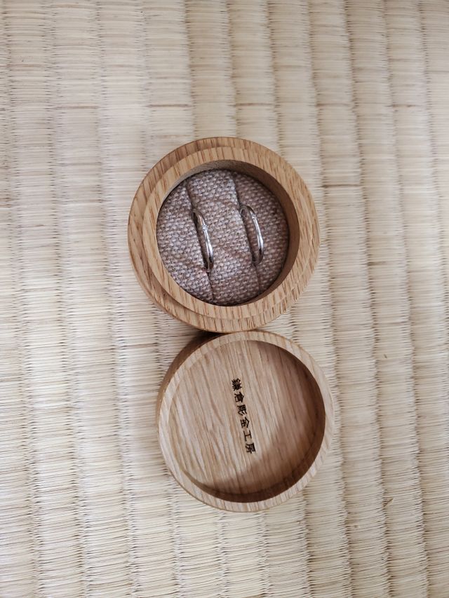 結婚指輪ペア。中心に小ダイヤを入れ婚姻日を内に入れた。