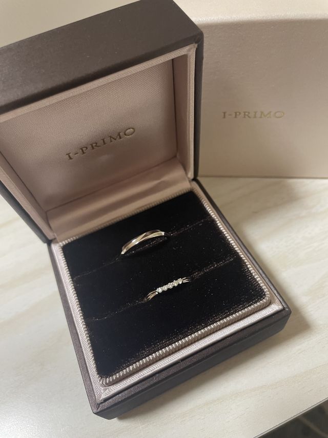 ペアではないですが同じような雰囲気のリングを選びました