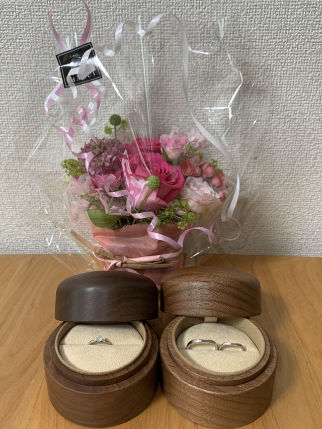 コラニー本店さんより、お祝いで頂いたお花と指輪達の写真です。