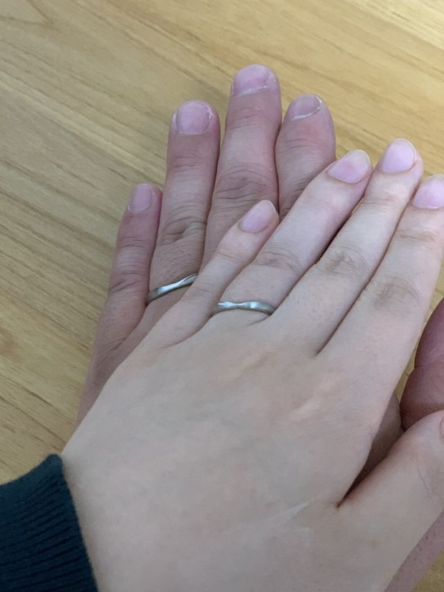 入籍の朝に、指輪を交換し合った際の写真です。