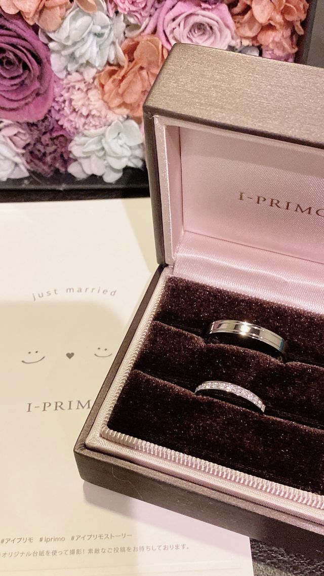 男性の指輪は上下に2本のライン
女性の指輪はハーフエタニティ