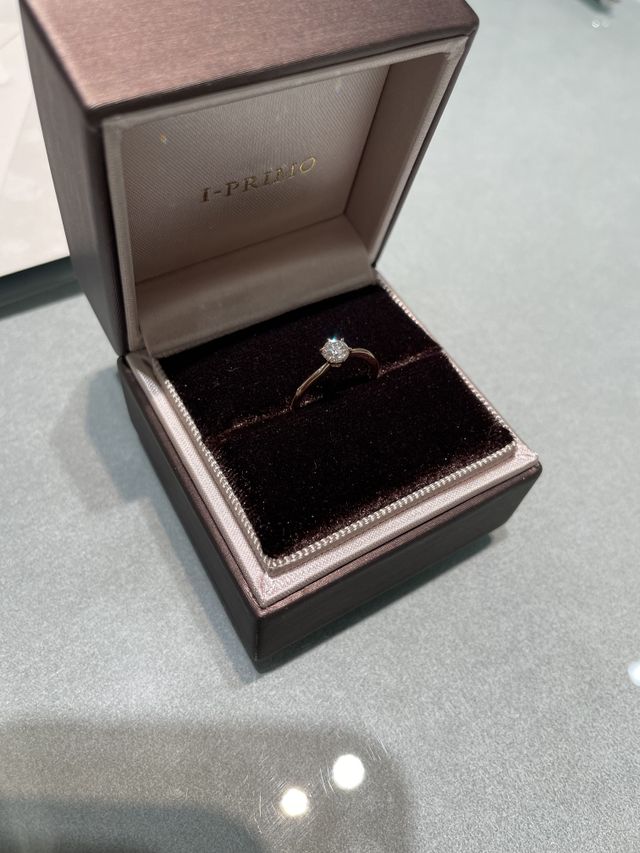 婚約指輪として購入しました。
