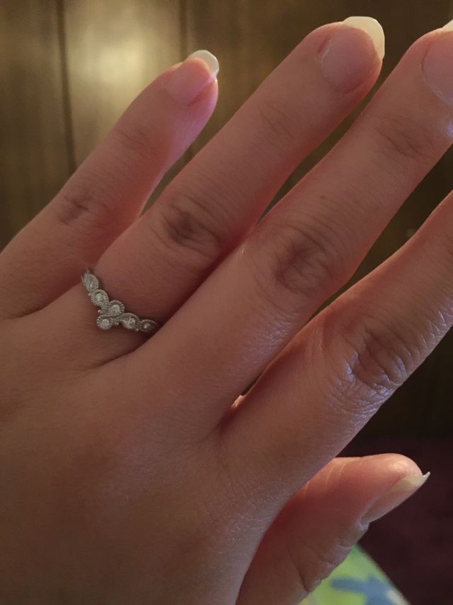 私は8が3つのデザインです。その中にダイヤが置かれています。