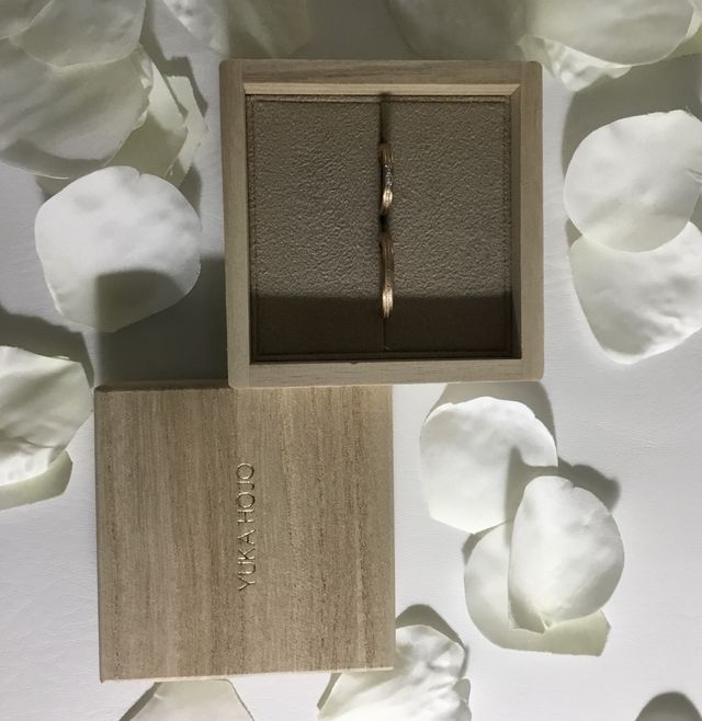 木箱に入ったyuka hojoの指輪。