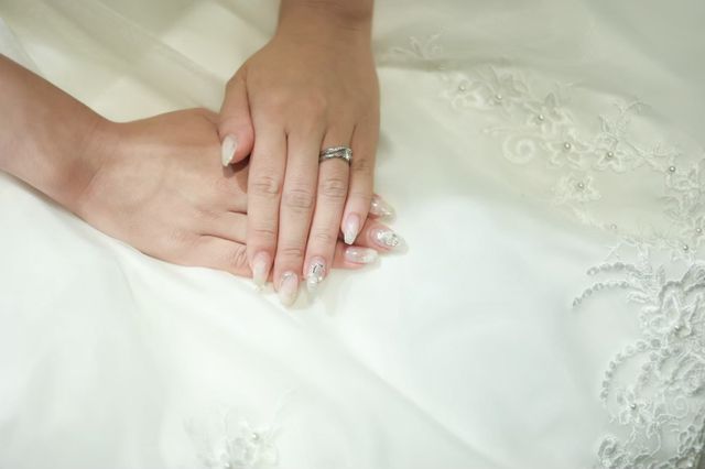 婚約指輪と結婚指輪を二重に重ねました。リングは下着けてます。