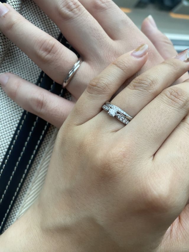婚約指輪と組み合わせました。