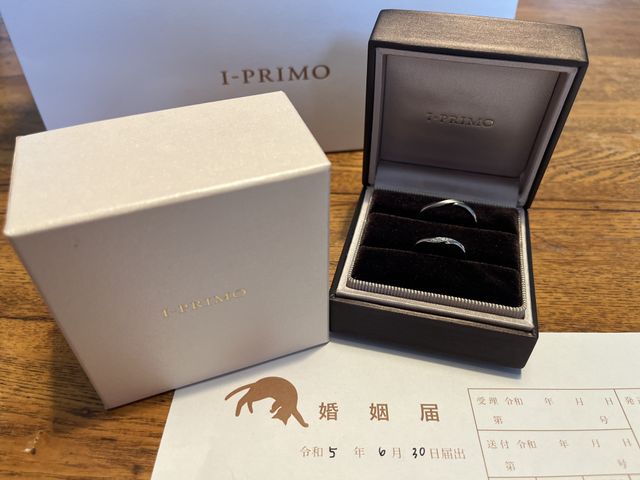 指輪と婚姻届をセットで写真撮影