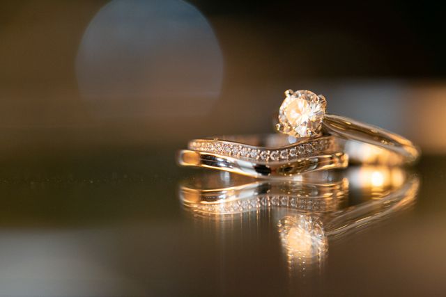 シンプルなデザインで、一粒ダイヤがとても綺麗に見えます。