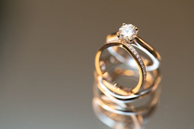 重ねてつけるとさらに、ダイヤの輝きが引き立ちます。
