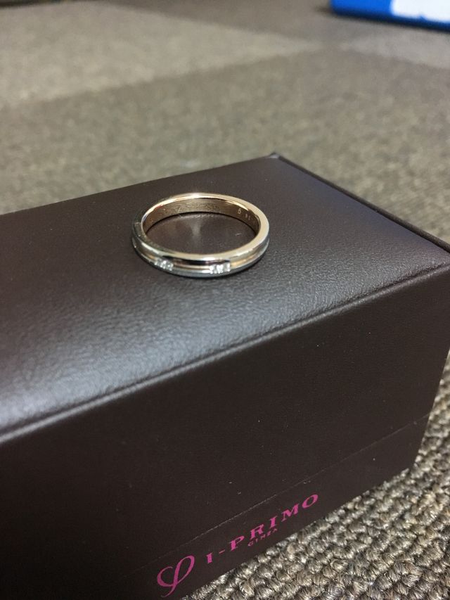 分かりにくいですが、小さなダイヤが3粒ついています。