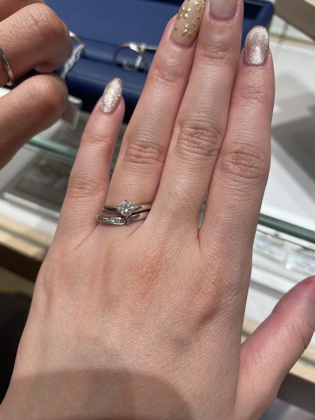 Ｖラインの婚約指輪との重ね付けが綺麗に見えるのが好みでした