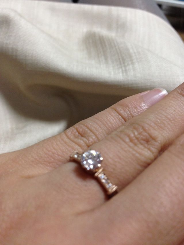 ピンクゴールドで0.4カラットダイヤの指輪です。