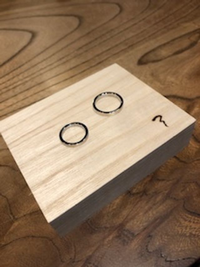 日付を入れてもらい、ピカピカに完成した結婚指輪です。