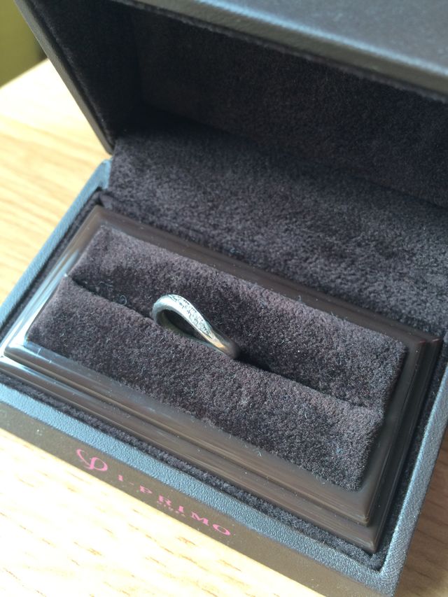 前面部分に小さなダイアモンドが５つ付いています。