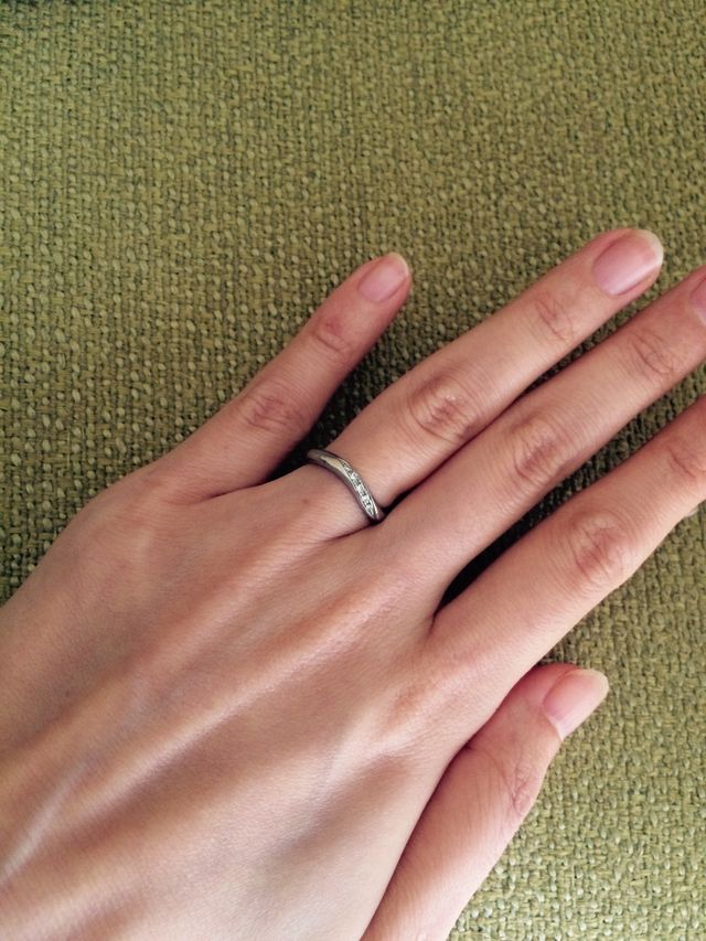 前面のみゆるいカーブがかかっており、指が細く見えます。