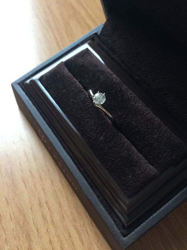 華奢なリングに存在感のあるダイアが素敵な指輪です。