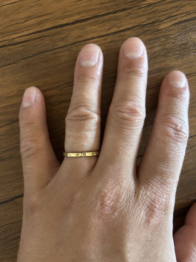 槌目という模様で金槌で叩いて付けます素材はイエローゴールド。