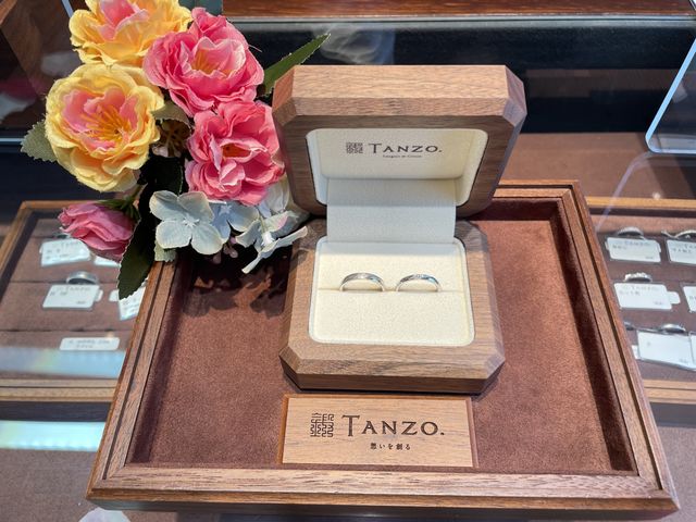 ダイヤの輝きと金線がアクセントになり素敵な指輪になりました。