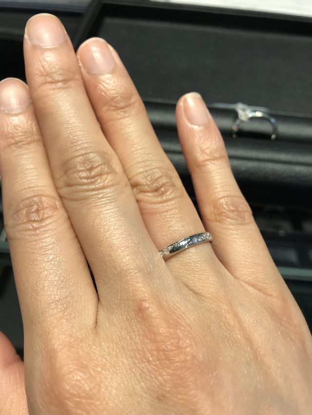 ウェーブに石を散りばめている、繊細な輝きのデザインです。