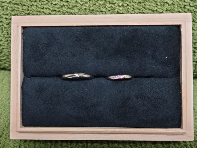 届いた時の箱に入った状態の風結の結婚指輪です