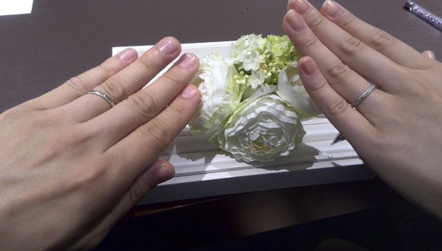 側面にミル打ちの入ったプラチナ、18号と8号のサイズです。