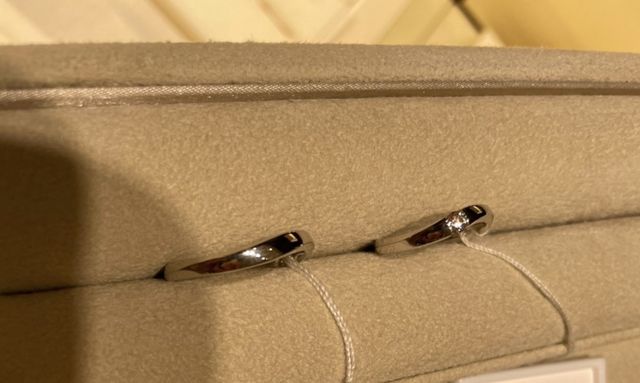 女性用は一粒ダイヤをつけた、ウェーブの指輪。