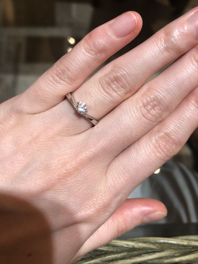 緩やかなVラインのリングが指を美しく見せてくれます