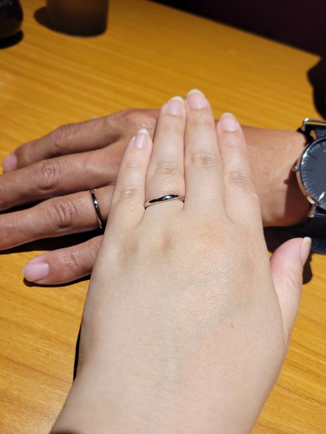 購入した当日
まだどちらも傷もなくピカピカの指輪です。