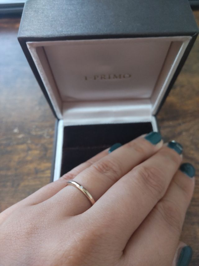 ピンクゴールドにしました。
シンプルで全く違和感がないです。