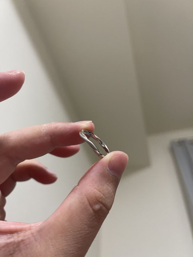 ウェーブのかかったデザイン。つや消しオプション付き。