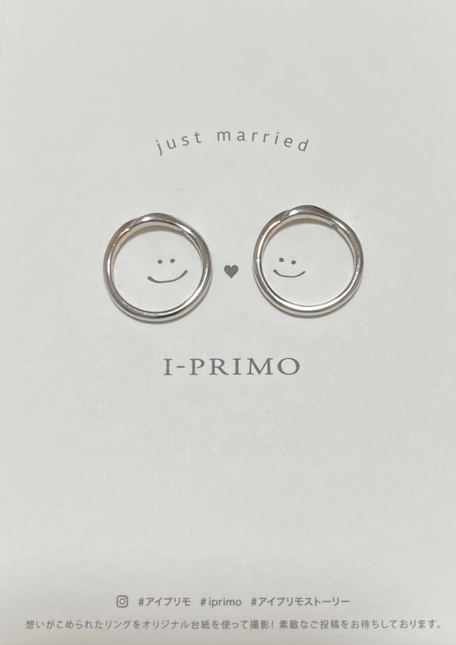 指輪が届いた時に貰ったカードと共に撮った写真です