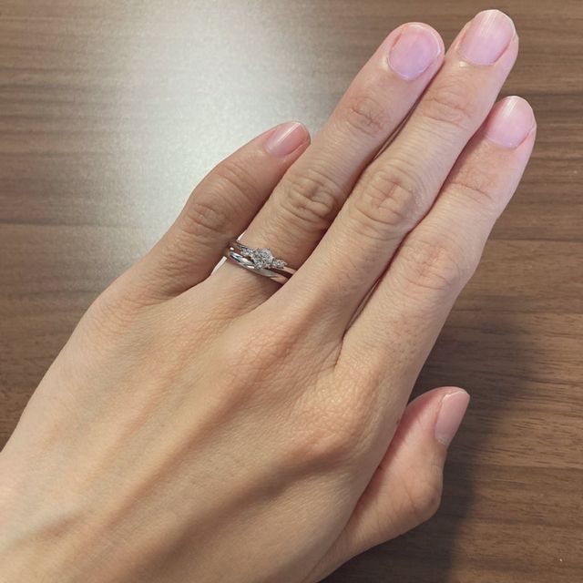 婚約指輪(別ブランド既製品)との重ね付け。