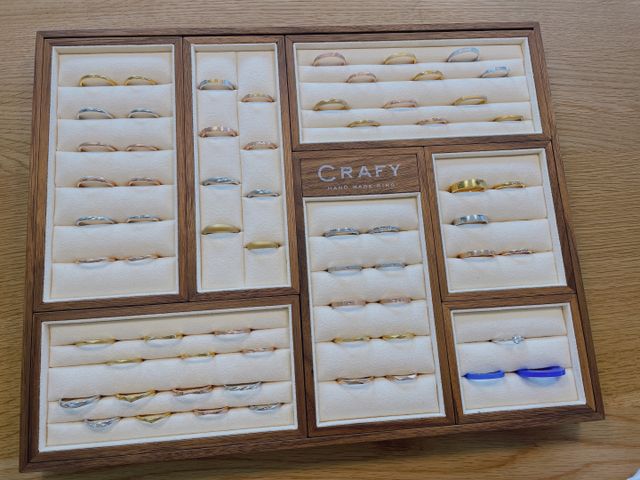 たくさんの指輪が試着できる