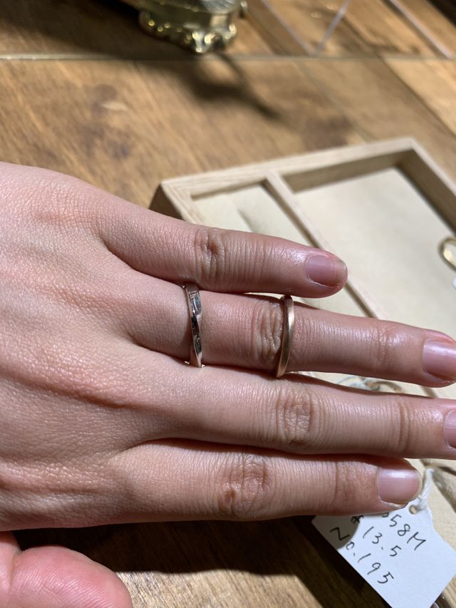 リングカラーを迷い試着中