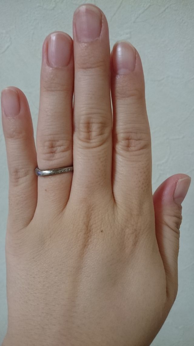 一見シンプルな指輪ですが、側面にダイヤモンドが入っています。