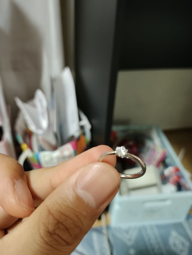 花の台座がにダイヤが付いています