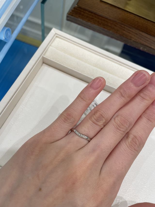 ゆるめのVカーブ。
鍛造製法なので着け心地がよい