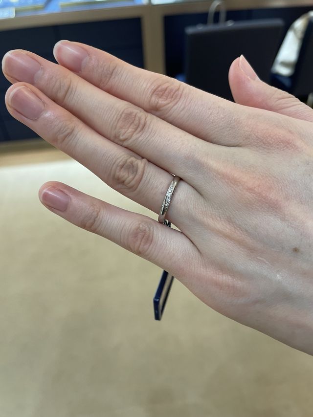 ストレートタイプのものです。ダイヤが斜めに入っていて綺麗