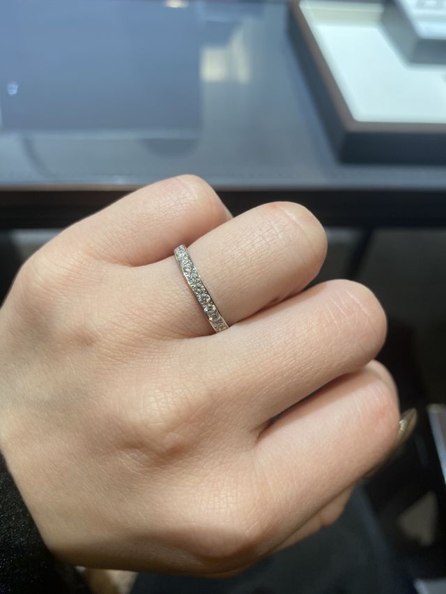 半周ダイヤがついてるストーレートタイプの指輪。