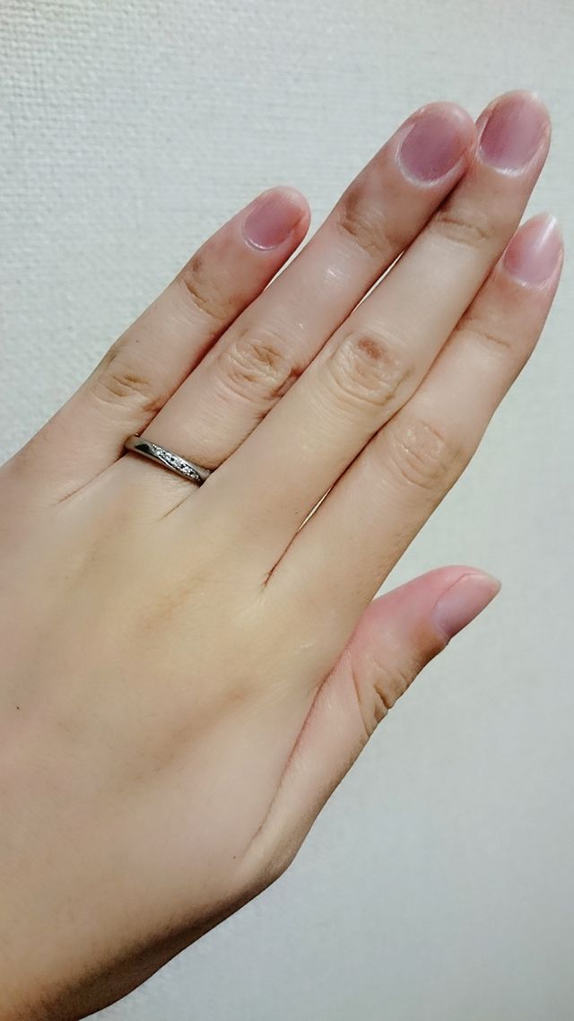 指に装着した時の写真です。