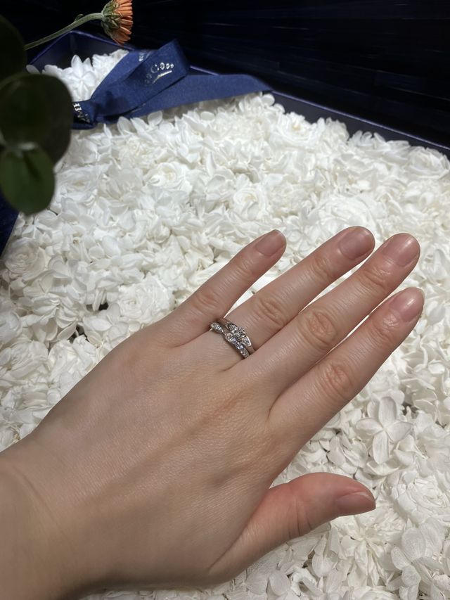 婚約指輪は石3つ、結婚指輪はハーフエタニティ