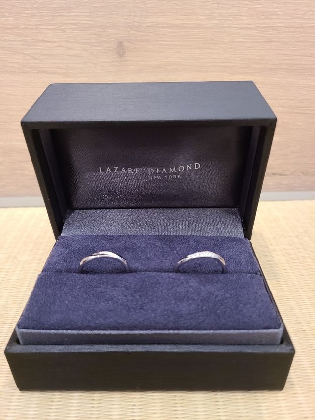 結婚指輪購入後、ケースに入ったままの状態を撮りました。