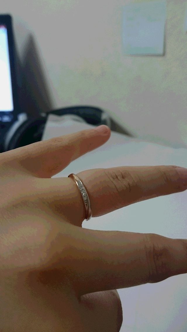指に嵌めた状態です。