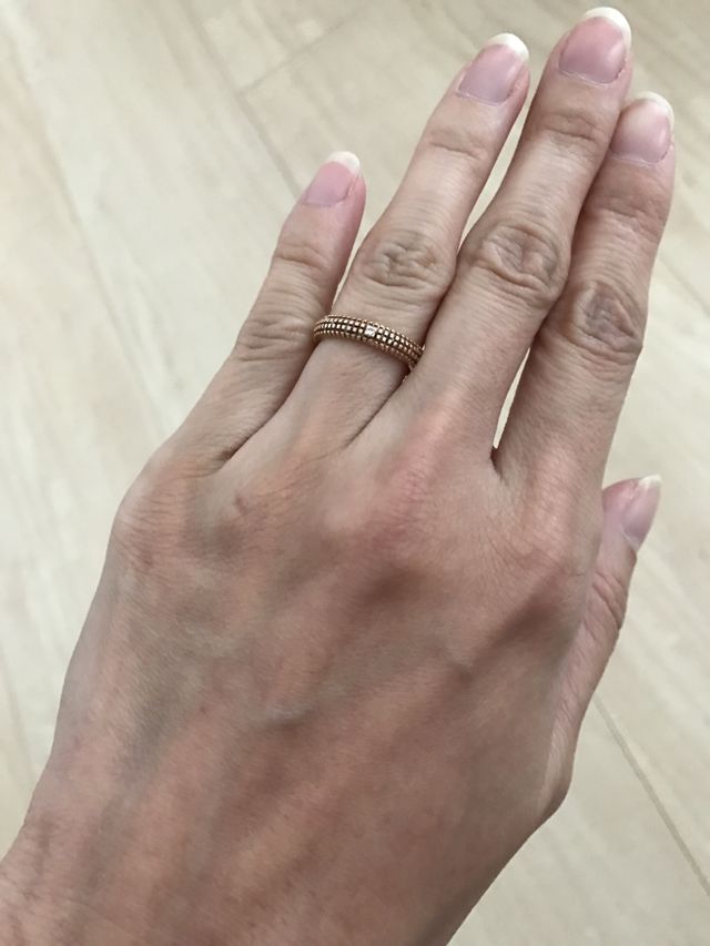 ピンクゴールドです。