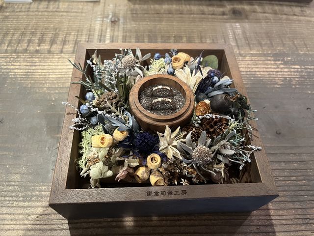手作りの指輪をお店のオシャレな入れ物と一緒に♡