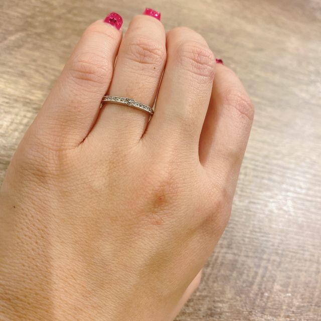 エタニティの中に大きなダイヤが入ってるのがポイントです。