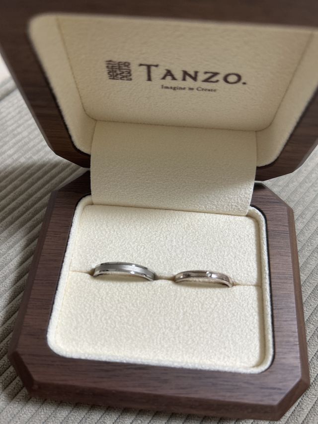 左ホワイトシルバー、右コーラルゴールド