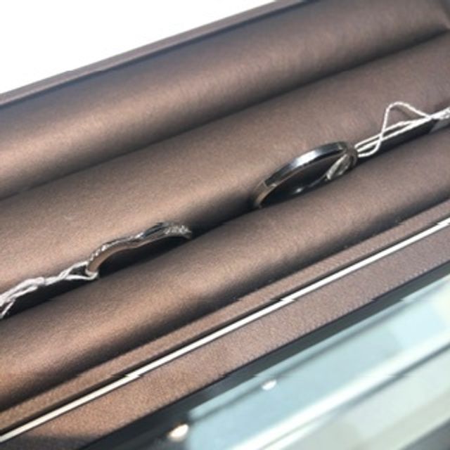 デザイン違いですが、お互いに似合う気に入ったものを選びました