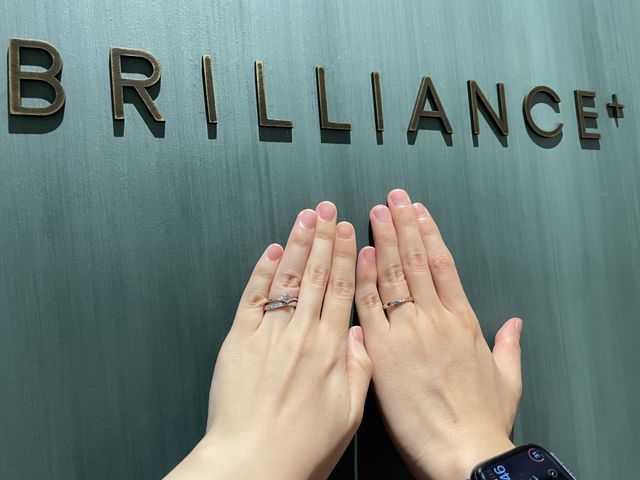 左の手の上部のリングです。