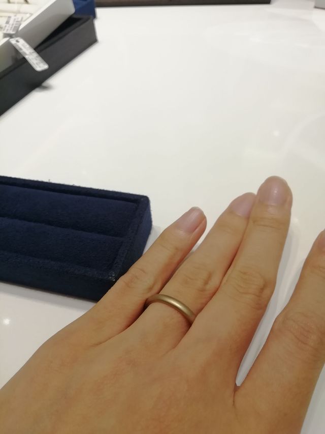 シンプルなピンクゴールドのマット加工で落ち着いたデザイン